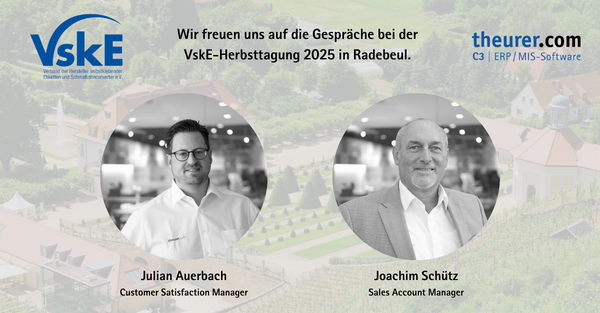 Porträtgrafik zur VskE-Herbsttagung 2025 in Radebeul. Im Hintergrund das Weingut Schloss Wackerbarth in Graustufen. Links das Logo des VskE, rechts das Logo von theurer.com. In der Mitte die runden Porträts von Julian Auerbach (Customer Satisfaction Manager) und Joachim Schütz (Sales Account Manager), darunter ihre Namen und Jobtitel. Überschrift: „Wir freuen uns auf die Gespräche bei der VskE-Herbsttagung 2025 in Radebeul.“